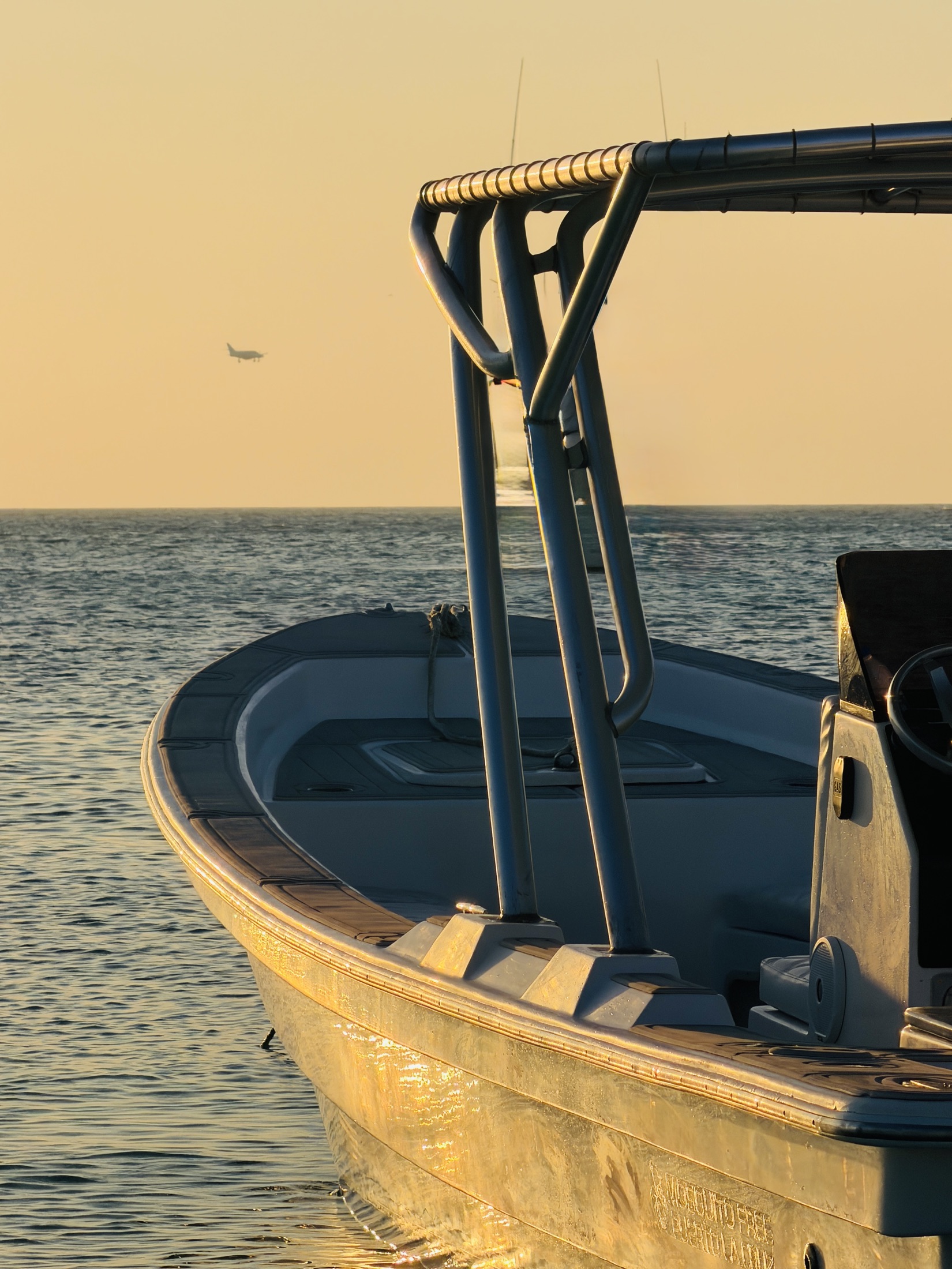 Bote privado al atardecer — Casa Verde, Los Roques