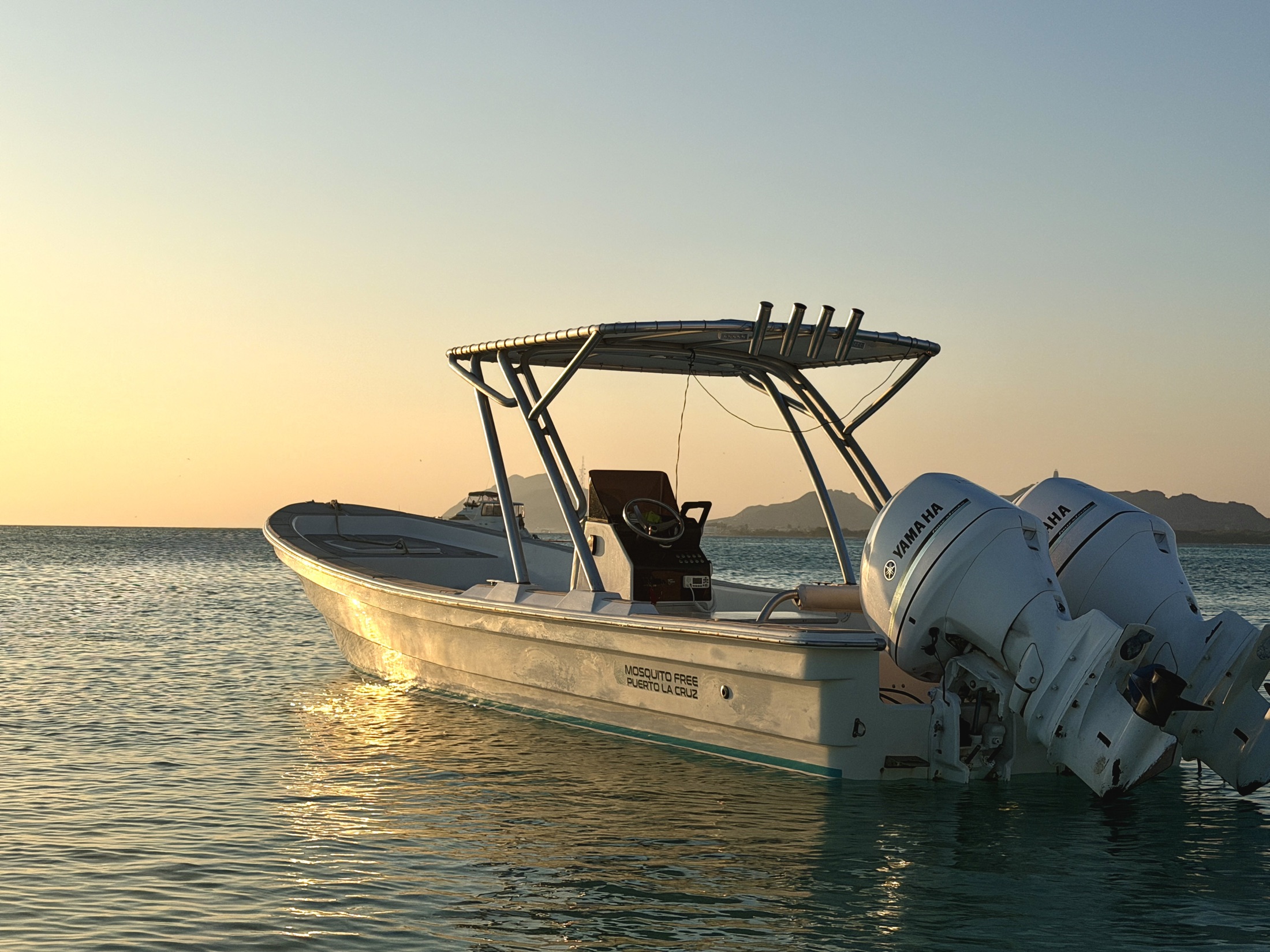 Bote al atardecer — Casa Verde, Los Roques