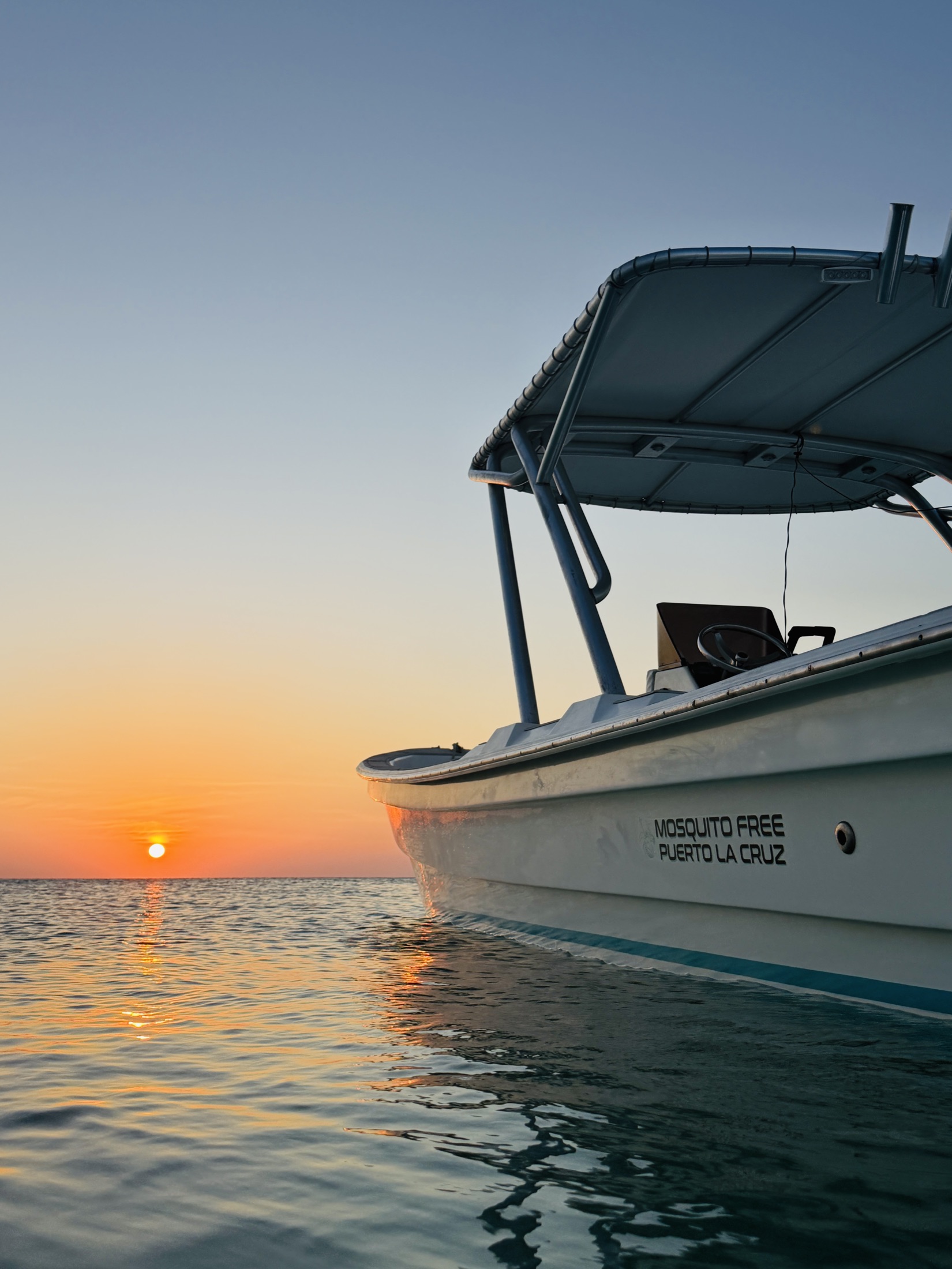 Bote privado al atardecer — Casa Verde