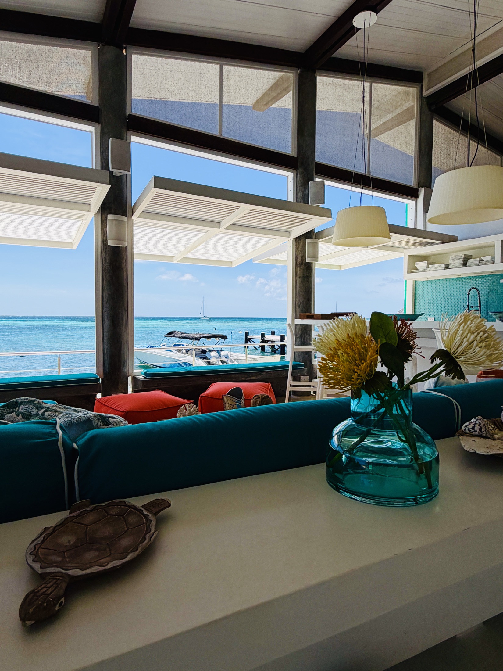Sala y ventanales — Casa Verde, Los Roques